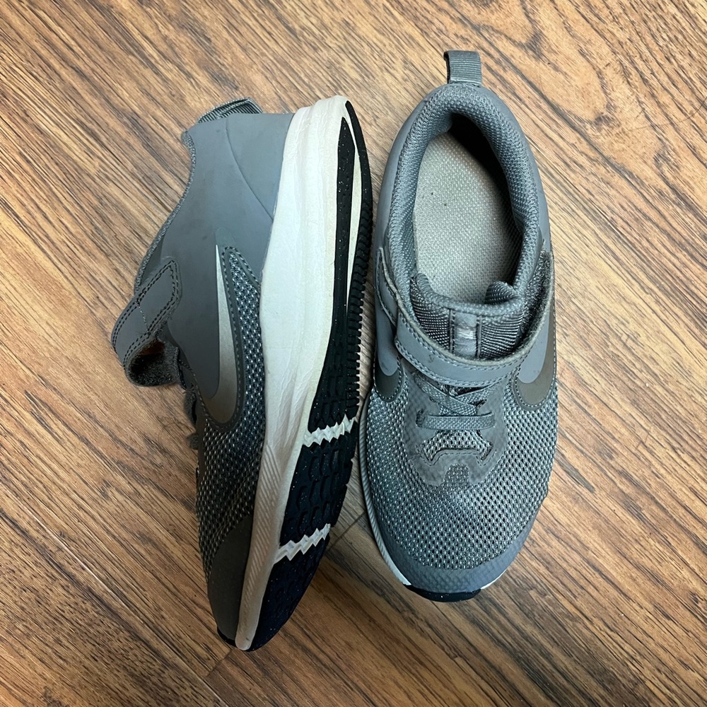 BOYS • Nike Sneakers